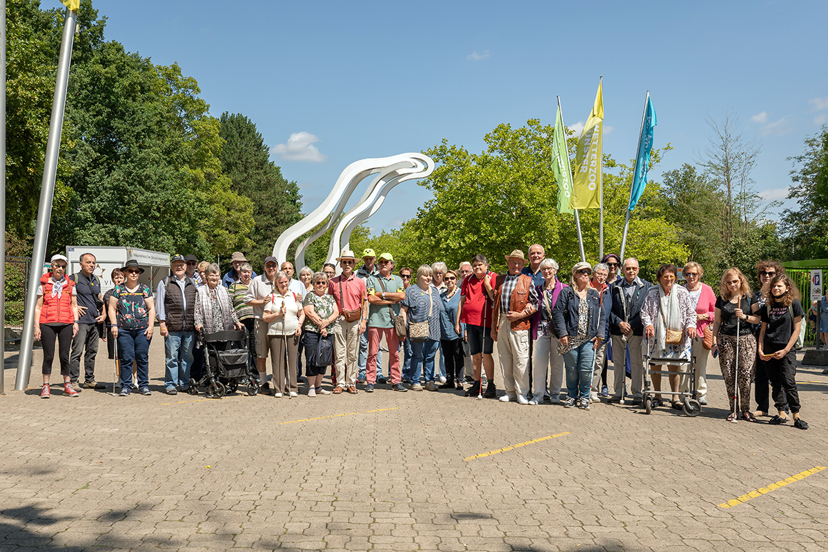Gruppenbild mit 40 Personen vor dem Allwetterzoo Münster