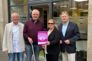Vier Erwachsene stehen gemeinsam vor dem Gebäude der Beratungsstelle des Blinden- und Sehbehindertenvereins Münster. Von links nach rechts: Michael Andreae-Jaeckering Präsident LC MS JCS; Holger Paaschen Leiter des BSV Münster; Dagmar Lamberts Leiterin des BSV Münster und Franz Hülsmann Vorsitzender Activityausschuss des LC MS JCS.