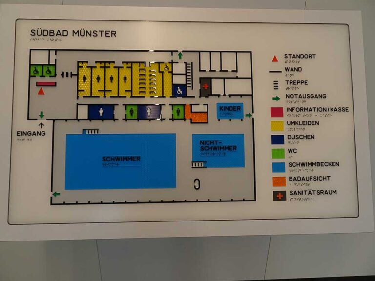 Das Tastmodell mit einer erhabenen Schrift und der Brailleschrift zeigt den Grundriss des Südbades mit den 3 Becken und den Umkleidekabinen.